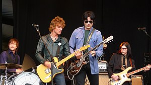 The Raconteurs v T in the Park v červenci 2008, zleva doprava: Patrick Keeler, Brendan Benson, Jack White a Jack Lawrence.