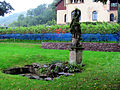Vorgarten mit Wein, Wasserbecken und Statue