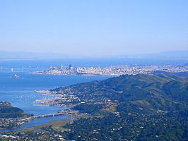 Zicht op San Francisco vanaf Marin County. Marin City ligt in het midden van de foto, waar de U.S. Route 101-brug land raakt.