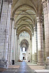 Bas-côté bordé de deux rangées de deux colonnes liés par des tirants de bois