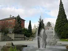 Vue d'une fontaine et de quelques bâtiments en arrière-plan de la Seattle University