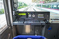 8両編成の運転台 仕業表サシの黄色帯が目立つ。