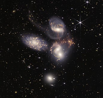 Webb ne arată dansul gravitațional al unui grup de galaxii aflate la 290 de milioane ani-lumină distanță (Cvintetul lui Stephen)