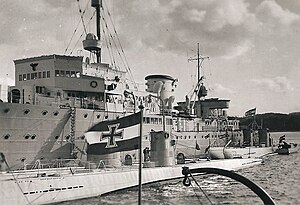 U 11 (Bildmitte, vorn) vor dem U-Boot-Begleitschiff Saar