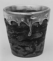 Louis Comfort Tiffany (1908) Verre de lave [Vase] Metropolitan Museum of Art, États-Unis
