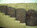 Colonnes décorées de mosaïques retrouvées dans un bâtiment de l'Eanna archaïque, Pergamonmuseum.