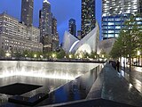 התחנה מבחוץ, בקדמת התמונה האנדרטה הלאומית לפיגועי 11 בספטמבר