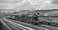 Zwei B1 vor einem Expresszug von Manchester nach Cleethorpes im Jahr 1953 kurz vor dem Woodhead Tunnel