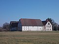 Wassermühle Wyhra: Mühlgut, bestehend aus ehemaligem Müllerwohnhaus, Mühlengebäude mit vollständig erhaltener technischer Ausstattung, einer Scheune, einem Silo (Lagerscheune), einem Nebengebäude, Hofpflaster, Toranlage und Mühlgraben mit Wehr