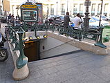 Die nördlichen Eingänge an der Place Napoléon III dienen heute dem Bahnhof der Linie 4