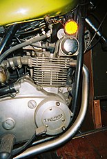 Het motorblok in 1971, in dit geval van een Triumph Bandit, met het rempedaal aan de rechterkant en de startmotor achter het cilinderblok.