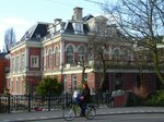 Voormalig laboratoriumgebouw met daarvoor de Lau Mazirelbrug - hoek Plantage Muidergracht en Plantage Kerklaan (foto, 2006)