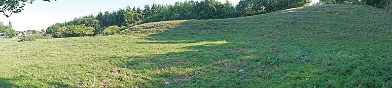 L’emplacement du puits Saint-Georges à gauche et son terril à droite.