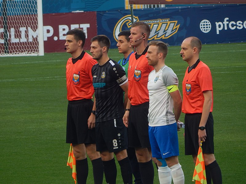 Арбитры и капитаны команд перед началом матча