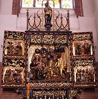 Poznogotska oltarna slika iz rezbarjenega in poslikanega lesa iz Elbinga, hanzeatsko mesto na Poljskem. Življenje Device z Poklon Treh kraljev na osrednji plošči.