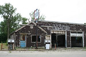 Abandoned_gas_station_Melvin_Illinois