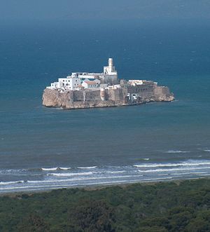 Vista del Peñón de Alhucemas desde la costa marroquí