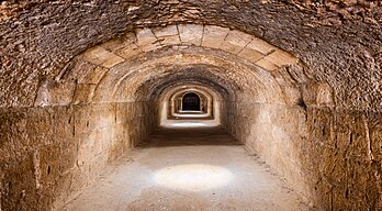 Hipogeu do anfiteatro de El Jem, um sítio arqueológico na cidade de El Jem, Tunísia. (definição 8 379 × 4 632)