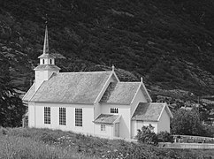 Arnafjord kirke 20160829 00290 NB MIT FNR 28381 A cropped.jpg