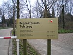 Toegang tot de begraafplaats Tolsteeg (met op achtergrond de aula) te Utrecht in Nederland