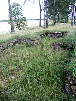 Borga kyrkoruin från sydväst vid kyrkans gamla sydportal. Här syns det smalare koret rakt fram och till vänster ett fundament för dopfunten i långhuset.