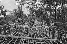 Aanleg van een Baileybrug bij Ladjan (nov. 1947)