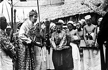 Mangi Mangi Karaeng Bontonompo, king of Gowa, with the public and some dignitaries during the installation of acting governor of Celebes and dependencies, Mr. Bosselaar, 1937 COLLECTIE TROPENMUSEUM Mangi Mangi Karaeng Bontonompo koning van Gowa luistert naar de installatierede van waarnemend gouverneur van Celebes en Onderhorigheden de heer Bosselaar TMnr 10001592.jpg