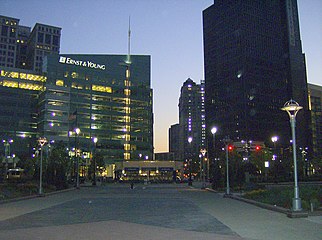 El Cadillac Square Park de noche