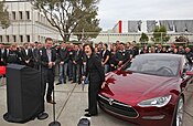 Musk en Senator Dianne Feinstein naast een Tesla Model S in 2010