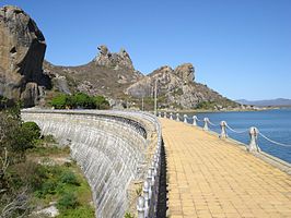 De dam Cedro en de rotsformatie Pedra da Galinha Choca "de stenen kip"