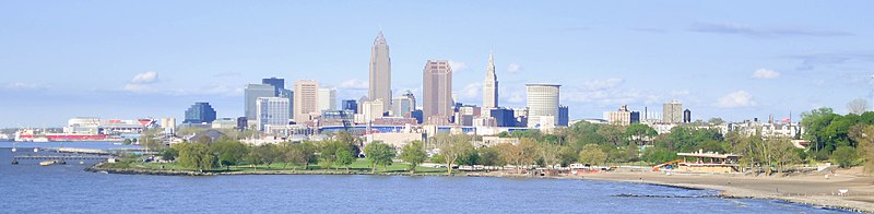 Panorama centrum Cleveland od strony jeziora Erie, w tle widać min. wieżowce: Key Tower, 200 Public Square i Terminal Tower