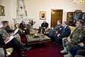 2010年3月8日，美國國防部長羅伯特·蓋茨（中左）與阿富汗總統哈米德·卡爾扎伊在喀布爾會晤。