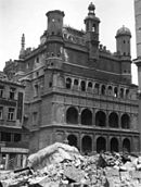 Photographie noir et blanc des ruines de l'hôtel de ville de Posen après la prise de la ville