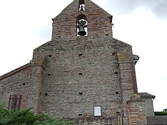 Une des églises du village. L'édifice a un clocher-mur