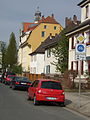 Zeppelinstraße mit Dachreiter des Graf-Münster-Gymnasiums