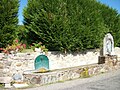 Fontaine abreuvoir et oratoire de sainte-Bernadette à droite