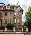 Wohnhaus, Doppelhaus mit Nr. 15, mit Garten und Einfriedung