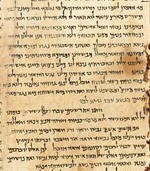 Fotografia de um trecho do livro de Isaias 53, contendo palavras escritas em hebraico blíbico, em um manuscrito.