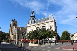 Façade sud-ouest, église Saint-Pierre en arrière-plan.