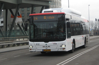 De nieuwe huisstijl op de aardgasbussen. Ook de nieuwe elektrische bussen rijden in deze huisstijl rond.