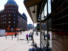 Arenan talo vue de l'entrée Nord de la station de métro Hakaniemi.