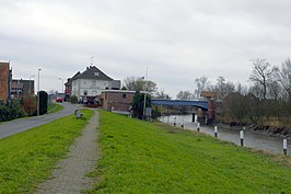 Dorpsbeeld met brug over de Este