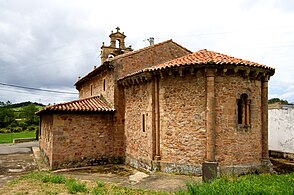 Vista de la iglesia con el ábside en primer término.