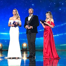 Élodie Gossuin, Olivier Minne og Carla Lazzari, programleiarar for Junior Eurovision Song Contest i 2021.