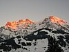 Das Lohnermassiv von Nordwesten. Rechts der Vordere Lohner. In der linken Bildhälfte von links nach rechts: Nünihore, Hinterer Lohner, Gratgipfel Pt. 2973, Mittlerer Lohner.