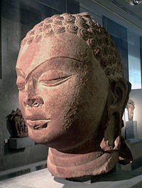 большая каменная голова Будды, период Гупта, VI век.