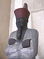 Statua osiriforme di Mentuhotep II della XII dinastia egizia, in arenaria dipinta. Museo egizio del Cairo.
