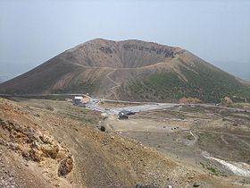 Один из кратеров вулкана Адзума — Исаикё (25 мая 2007 г.).