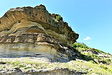 Зооморфна скала с изсечени трапецовидни ниши, разположена край село Небеска. Малкият праисторически скално-култов комплекс над селото никога не бил археологически проучван. Общият брой на нишите изсечен върху скалата е 12.