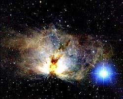Alnitak (în colțul din dreapta jos) și Nebula Flame